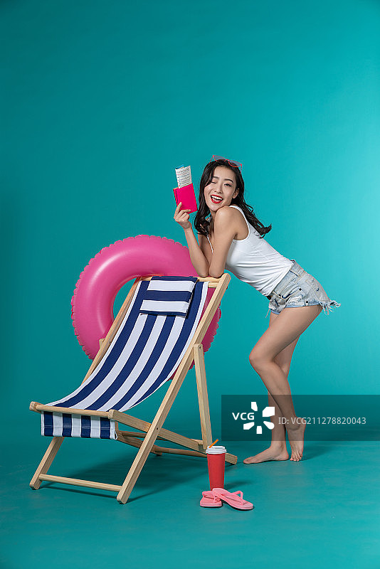 棚拍夏日造型年轻女子图片素材