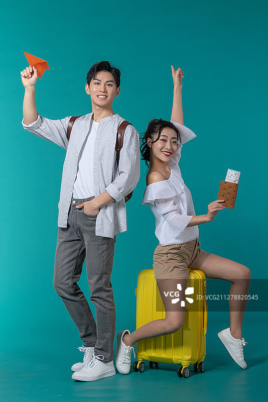 棚拍年轻情侣图片素材