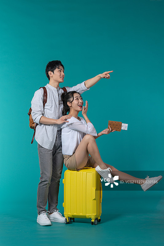 棚拍年轻情侣图片素材