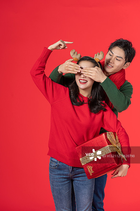 快乐的年轻情侣图片素材