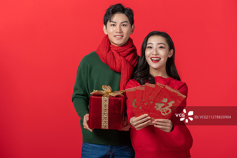 年轻情侣庆祝新年图片素材