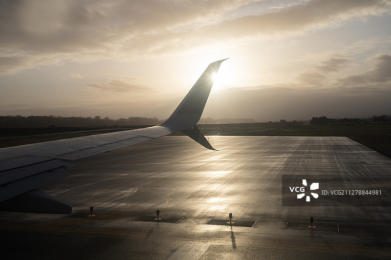 飞机起飞时被阳光照亮的翼梢小翼图片素材