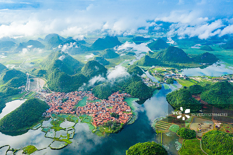 云南省喀斯特地貌的代表——普者黑峰林水乡图片素材