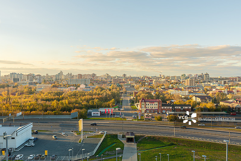 俄罗斯阿尔泰地区首府巴尔瑙尔市区城市景观。图片素材