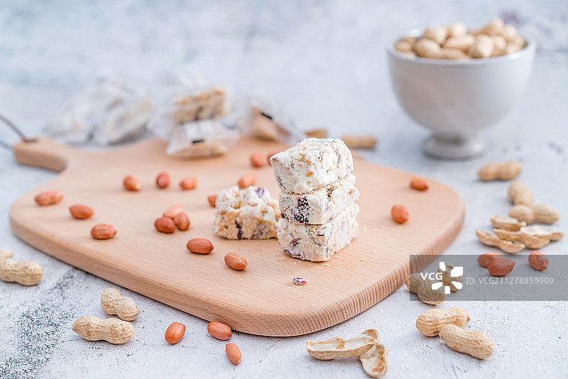 放在砧板上的中国台湾美食花生酥糖图片素材