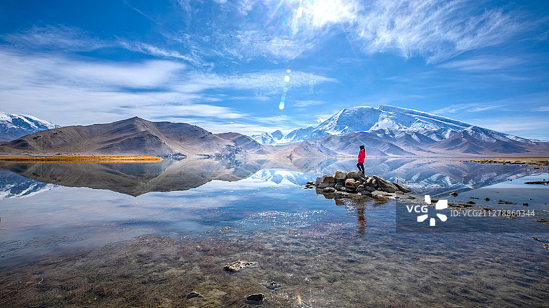人与自然之慕士塔格峰图片素材