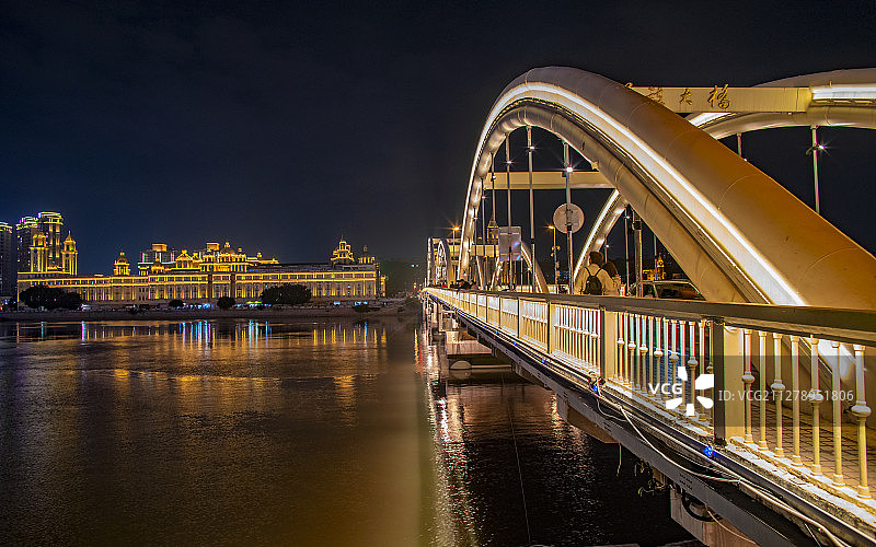 冬天闽江江面上夜幕下的福州解放大桥、中洲岛宁静又璀璨夺目图片素材