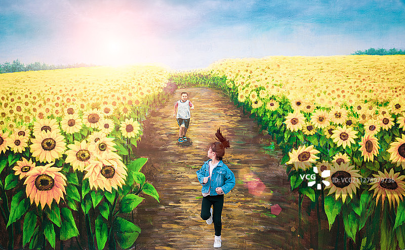 蓝天白云阳光下向日葵花田里彭跑的小姑娘图片素材