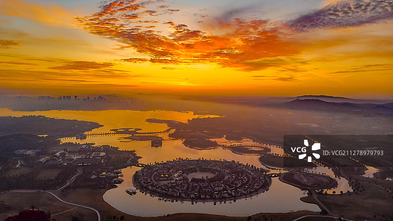 安徽蚌埠，朝霞下的湖上升明月古民居图片素材