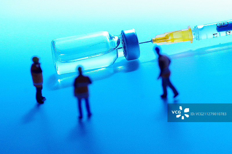 微缩摄影工人与废弃的注射器与疫苗药瓶图片素材