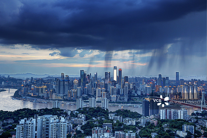 半个城市在下雨，城市上空的乌云，太阳雨图片素材