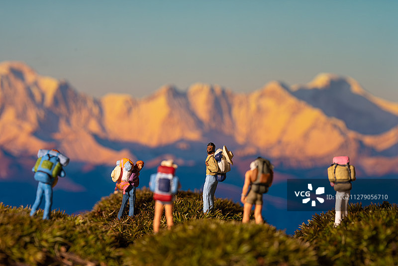 一群旅行的背包客图片素材