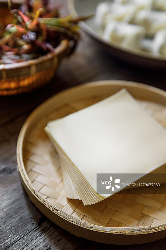 放在竹篓上的馄饨皮图片素材