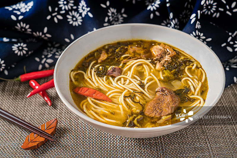 放在木桌上的老坛酸菜牛肉面图片素材