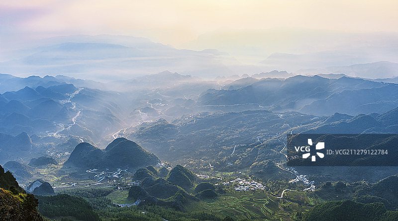 清晨，雾漫乌蒙山区图片素材