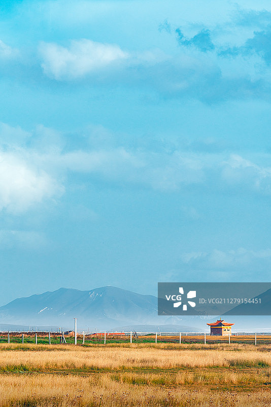 甘肃甘南卓尼县草原上的一个藏式佛塔图片素材