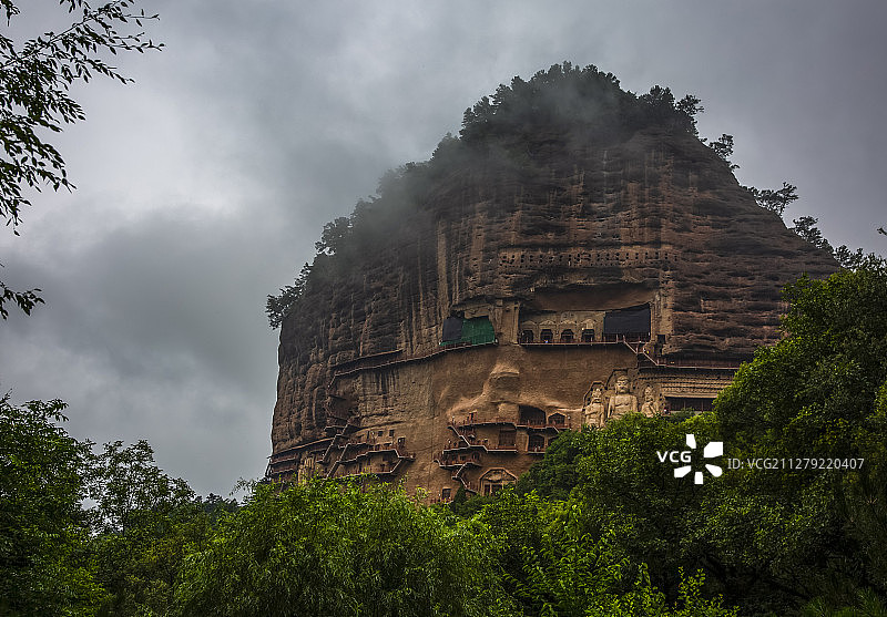烟雨麦积山图片素材