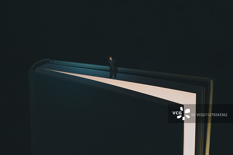 书上的人偶图片素材