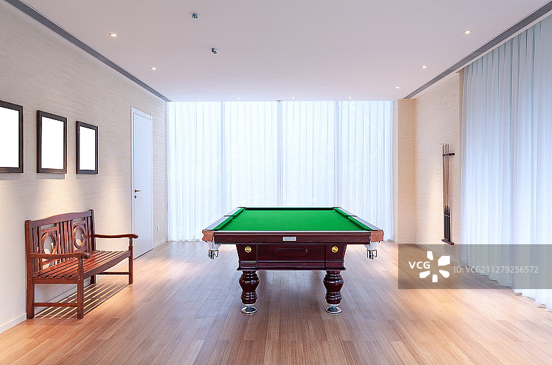 别墅样板房里的台球房图片素材