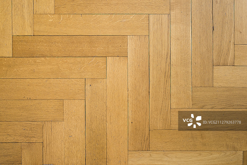 旧橡木镶木地板上的人字形图案图片素材