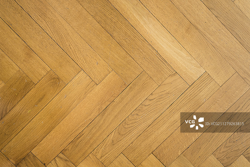 旧橡木镶木地板上的人字形图案图片素材