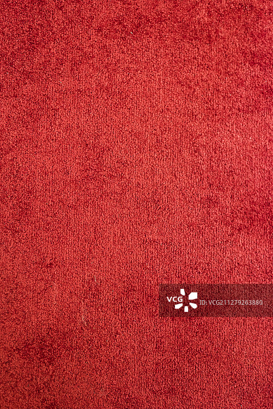 编织地毯上的亮红色织物纹理图片素材
