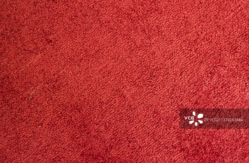 编织地毯上的亮红色织物纹理图片素材