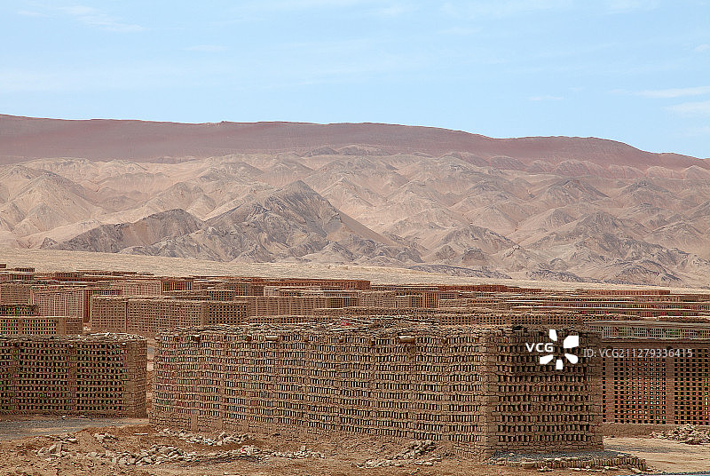 新疆吐鲁番的葡萄自然烘干房图片素材