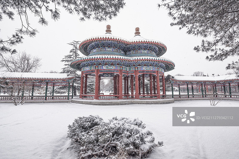 大雪纷飞天坛双环万寿亭图片素材