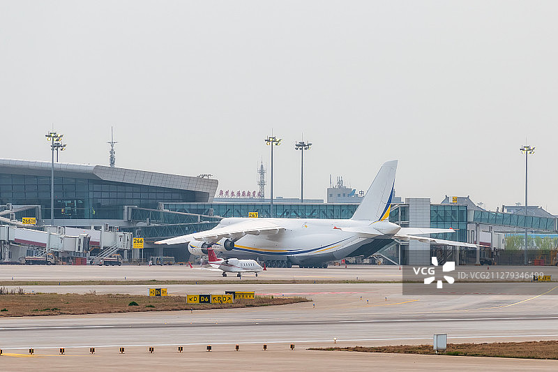 安-124重型运输机图片素材