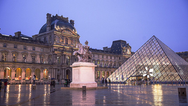 雨下卢浮宫图片素材