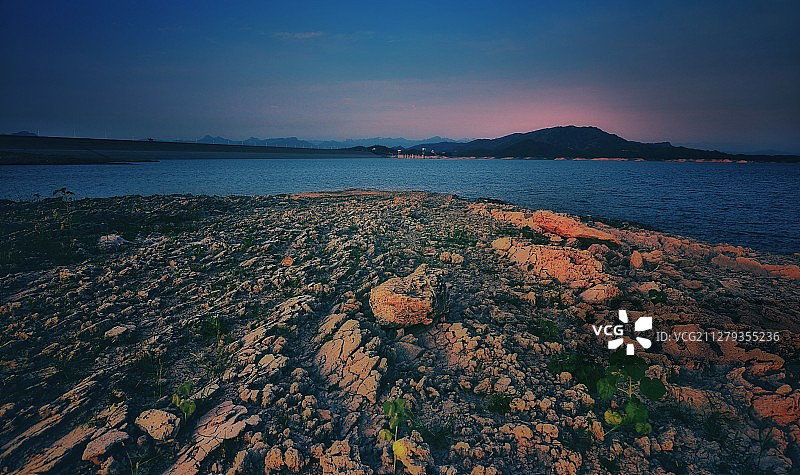 水库岸边图片素材