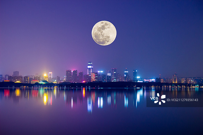 湖北省武汉市东湖超级月亮图片素材