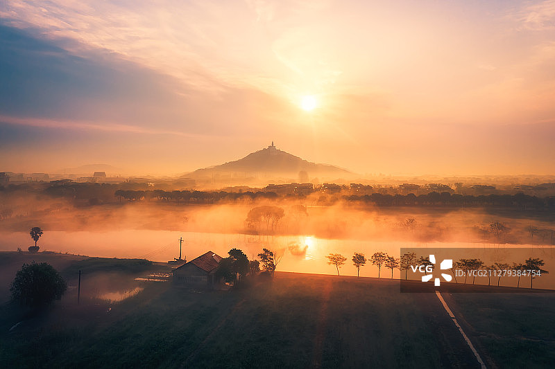 上海佘山日出火烧云迷雾图片素材