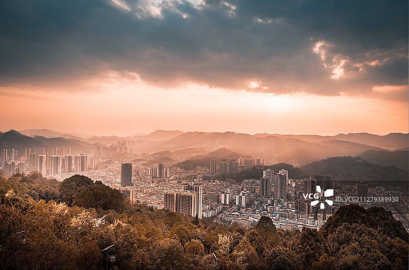 金色的阳光打在县城城市中心，照亮了整座城市，太美了图片素材