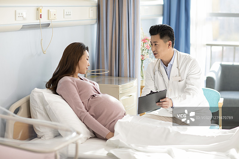 医生和孕妇在病房谈话图片素材
