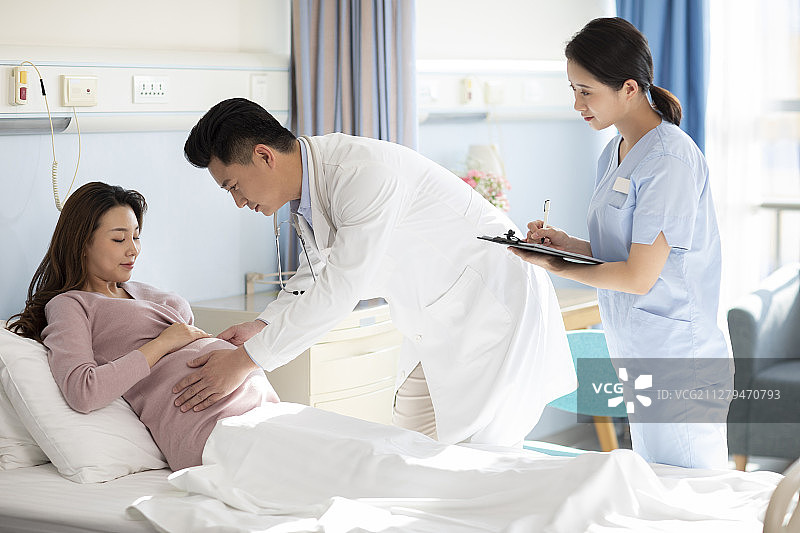 医生给孕妇做检查图片素材