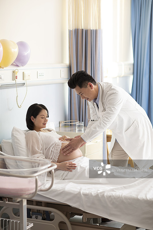 医生给孕妇做检查图片素材