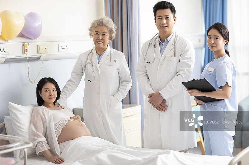 医生给孕妇做检查图片素材