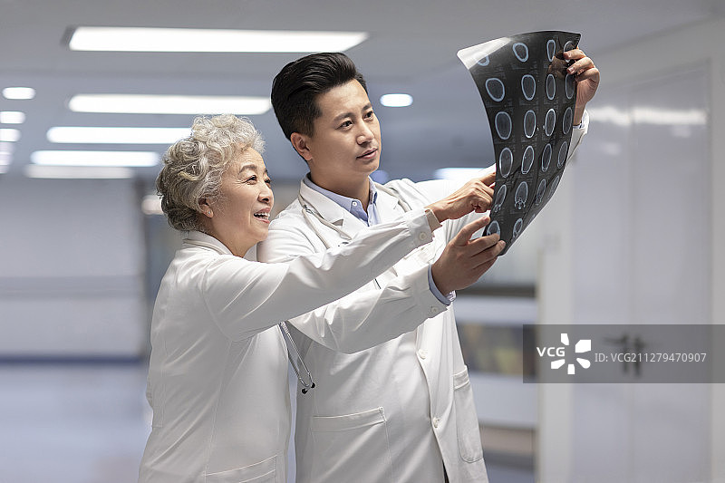 医生在医院讨论图片素材