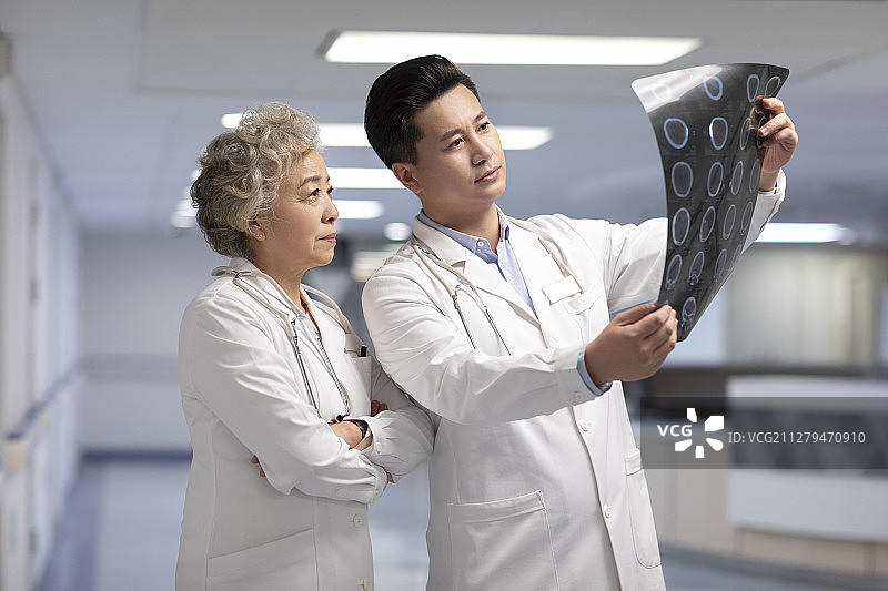 医生在医院讨论图片素材