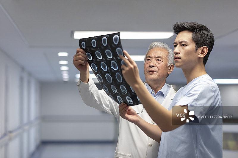 医生在医院讨论图片素材