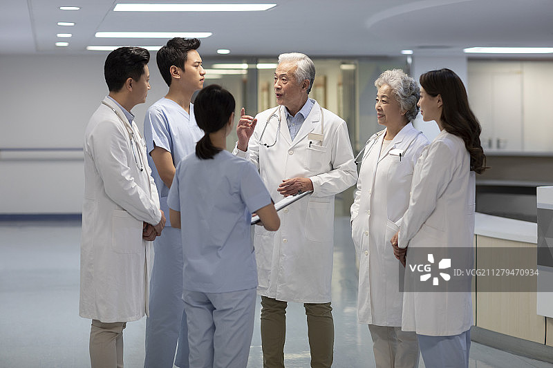 医生们在医院走廊里谈话图片素材