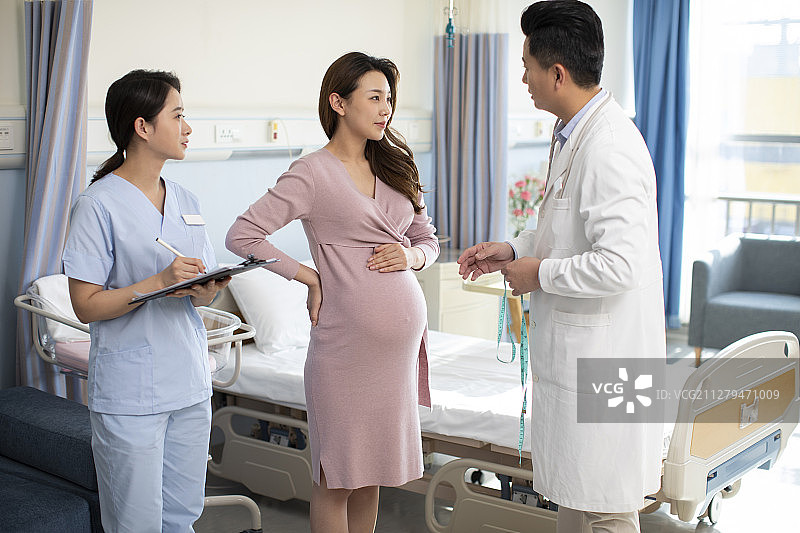 医生给孕妇做检查图片素材