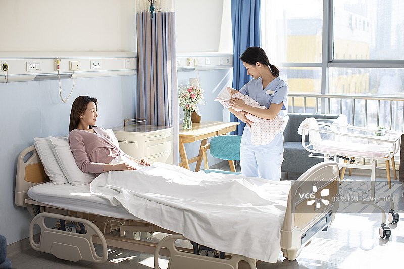 护士帮助新手妈妈照顾婴儿图片素材