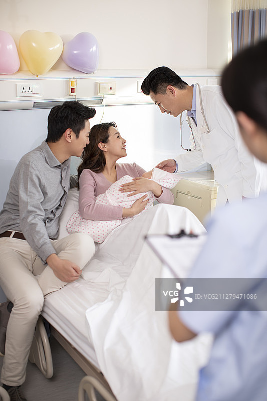 医生和新手父母在病房里图片素材