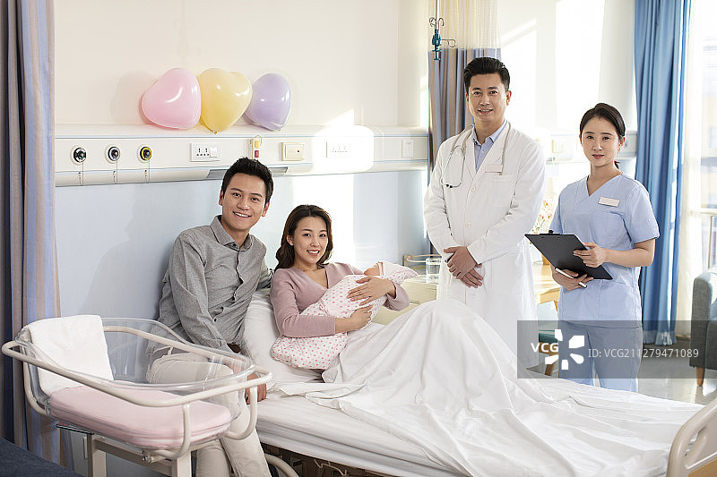 医生和新手父母在病房里图片素材