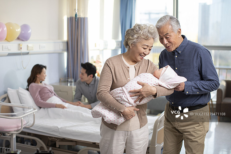 三代家庭和新生婴儿图片素材