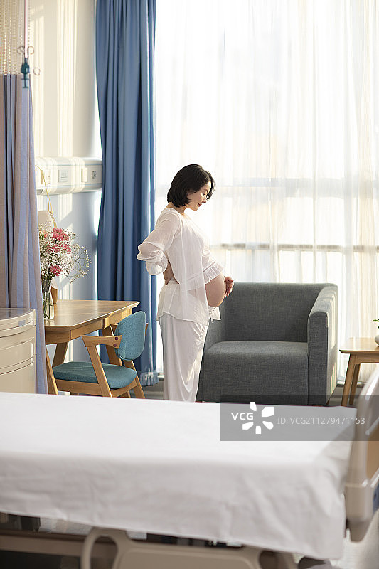 孕妇在病房里图片素材