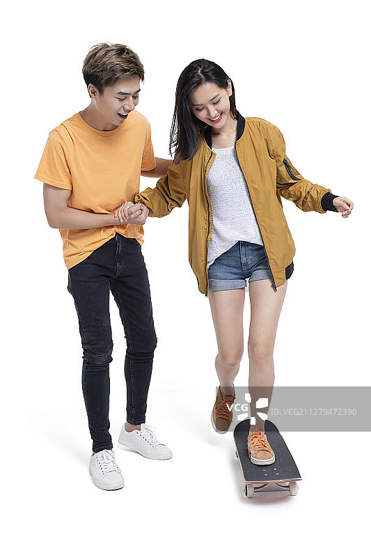 年轻情侣玩滑板图片素材